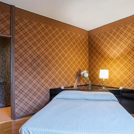 Apt W/ Balcony - 700 M From Borghi Station Apartamento Como